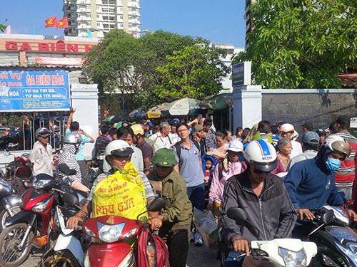 Hành khách chen nhau tại ga Biên Hòa (Đồng Nai) sau sự cố sập cầu GhềnhẢnh: XUÂN HOÀNG