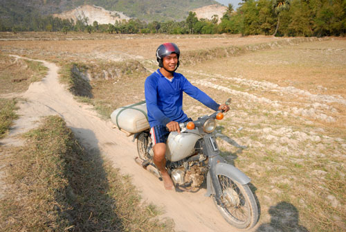 Do hạn hán, người dân vùng Bảy Núi (An Giang) phải mua nước ngọt về sử dụng Ảnh: NGỌC TRINH