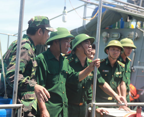 Phi công Nguyễn Hữu Cường (thứ hai từ trái sang) cùng lực lượng chức năng tìm kiếm đồng đội mất tích Ảnh: Đức Ngọc