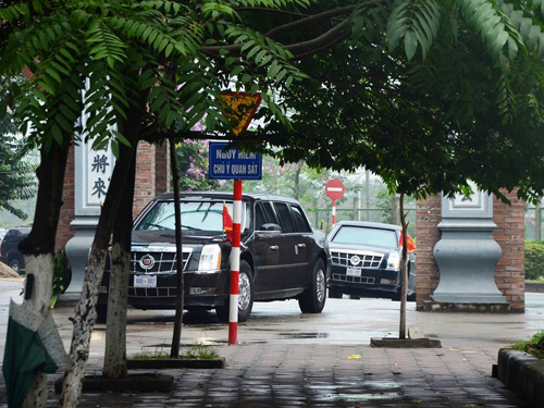 Chuyên xa Cadillac One chở Tổng thống Obama qua cổng làng Mễ Trì Thượng