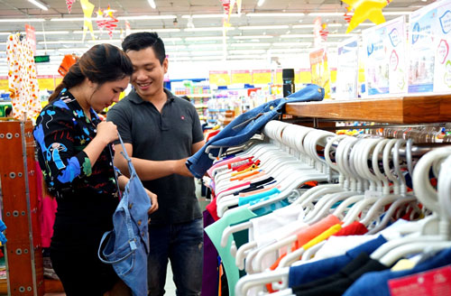Hàng thời trang may mặc Việt Nam ngày càng được người tiêu dùng ưu tiên lựa chọn