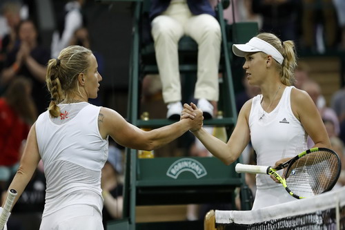 Wozniacki (phải) thất bại trước Kuznetsova