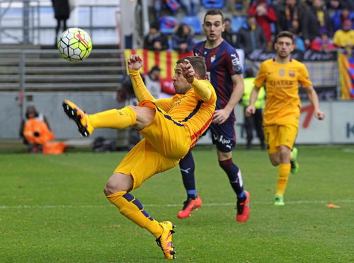 Hàng thủ Barcelona khá vất vả với đội chủ nhà Eibar