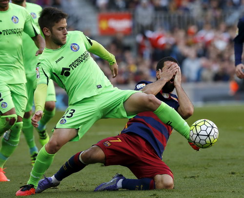 Trận đấu tại sân Nou Camp quyết liệt ngay từ khi bóng lăn