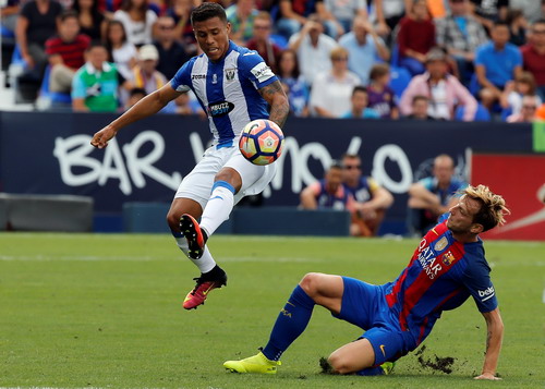 Ivan Rakitic truy cản Daarwin Machis của Leganes