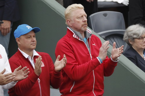 HLV Boris Becker cổ vũ cho học trò Djokovic