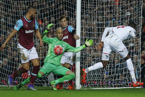 Christian Benteke có hai tình huống đối mặt nhưng không thắng nổi thủ môn Randolph