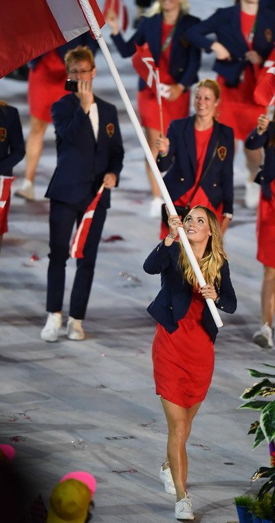 Caroline Wozniacki cầm cờ đoàn Đan Mạch