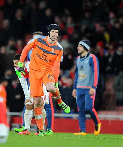 Petr Cech chấn thương là thiệt thòi lớn cho Arsenal