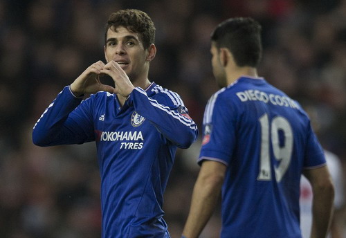 Oscar chia vui cùng Diego Costa sau bàn mở tỉ số