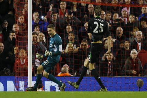 Cựu tiền đạo Liverpool Peter Crouch không thắng nổi thủ môn Mignolet