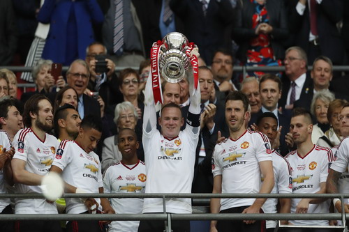 Rooney và Carrick có chiếc cúp FA đầu tiên