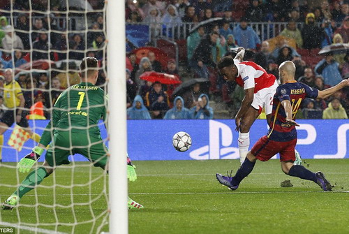 Danny Welbeck trong một tình huống tấn công của Arsenal