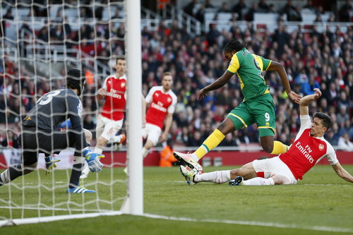 Hàng thủ Arsenal vất vả cản phá Dieumerci Mbokani