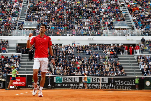 Djokovic mạnh mẽ, tự tin trở lại bằng cuộc lội ngược dòng