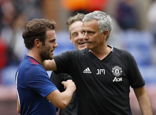CĐV Man United thích thú với cảnh tượng Mourinho chúc mừng Mata