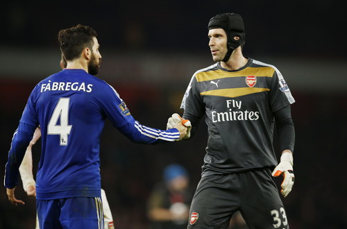 Fabregas chia sẻ với đồng đội cũ Petr Cech