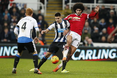 Fellaini chơi như một trung vệ trước hàng công Newcastle