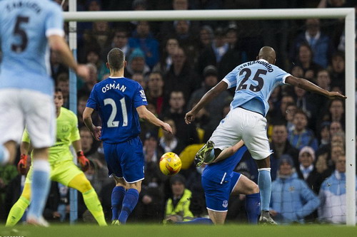 Fernandinho giúp Man City nuôi lại hy vọng với bàn thắng phút 25