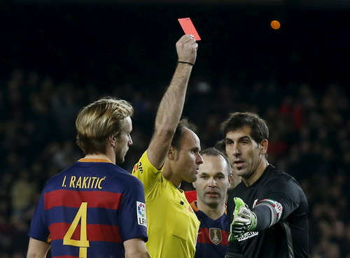 Thủ môn Iraizoz nhận thẻ đỏ, Bilbao vỡ trận trước Barca