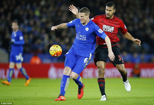 Robert Huth không theo sát, để Rondon ung dung ghi bàn