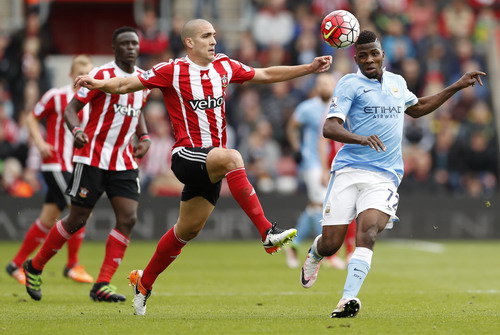 Iheanacho (phải) ghi cú đúp nhưng Man City vẫn thảm bại trước Southampton