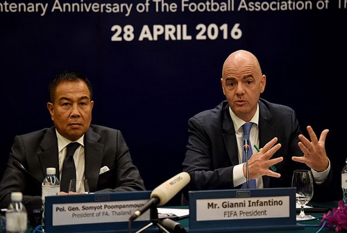 Chủ tịch FIFA Infantino và chủ tịch LĐBĐ Thái Lan Somyot