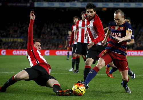 Iniesta đi bóng tấn công trước hàng thủ Bilbao