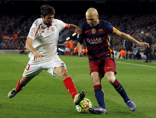 Iniesta thống lĩnh hàng tiền vệ Barca đối chọi Sevilla