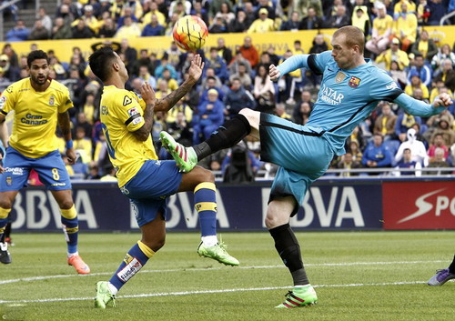 Hậu vệ Jeremy Mathieu cản phá pha tấn công của Las Palmas