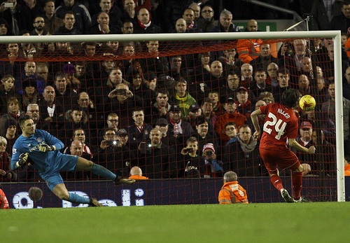 Joe Allen thực hiện cú sút quyết định, đưa Liverpool vào chung kết League Cup