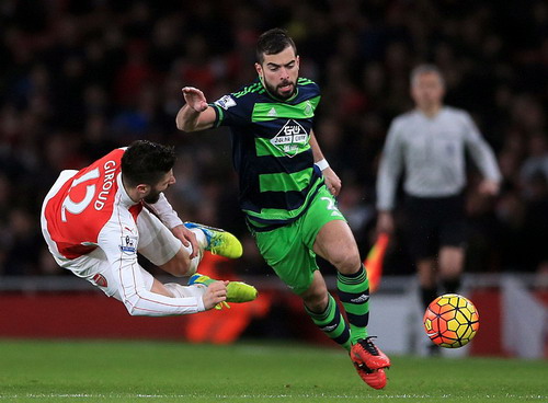 Giroud tranh bóng cùng Jordi Amat (phải)