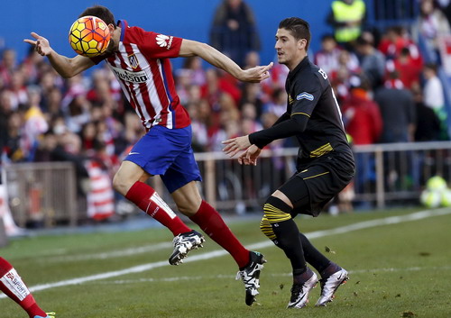 Juanfran tranh bóng cùng Escudero (Sevilla, phải)