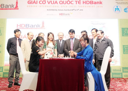 Kỳ thủ Phạm Lê Thảo Nguyên đánh ván khai mạc với lãnh đạo HDBank, đơn vị tài trợ giải