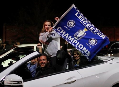 CĐV Leicester ăn mừng khi đội nhà vô địch sớm hai vòng