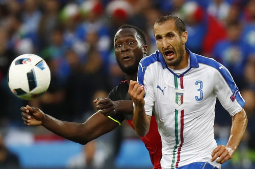 Chiellini đã nhận một thẻ phạt, cần thận trọng trước các chân sút Tây Ban Nha