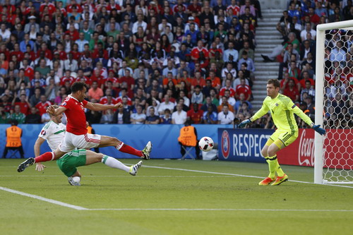 
...và McAuley phá lưới nhà trước áp lực của Robson-Kanu
