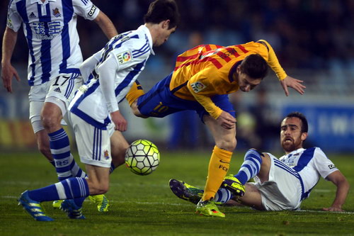 Messi và Barcelona lại gục ngã ở Anoeta