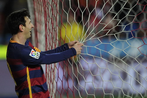 Messi và mành lưới bị anh xé toang ở bàn thắng thứ 300