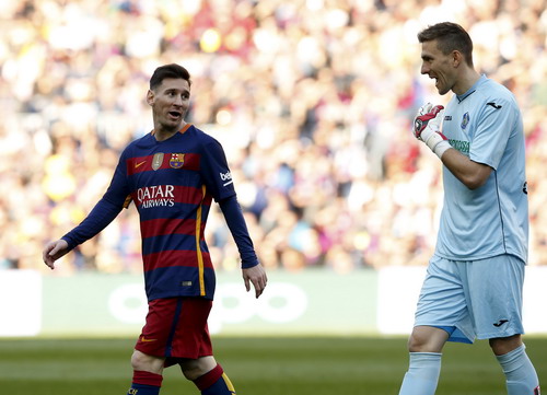 Messi không thẳng nối thủ môn Guaita trên chấm 11 mét