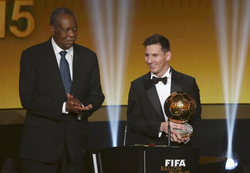 Messi nhận dnah hiệu cao quý từ quyền chủ tịch FIFA Issa Hayatou