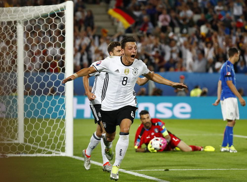Mesut Ozil ghi bàn mở tỉ số cho tuyển Đức