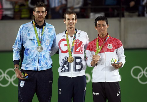 Murray và Nishikori trên bục nhận huy chương Olympic Rio