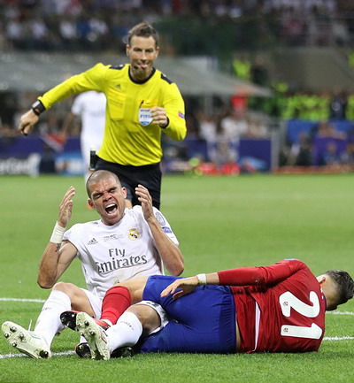 
Xử lý đúng màn ăn vạ của Pepe ở chung kết Champions League

