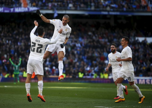 Trung vệ Pepe ghi bàn mở tỉ số cho đội chủ nhà