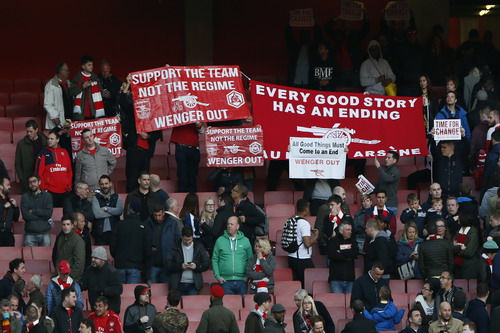 Anti-fans làm náo loạn khán đài sân Emirates