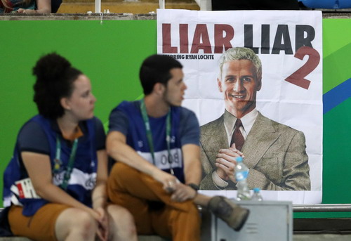 Khán giả Rio dán poster Lochte, kẻ dối trá ở sân vận động Maracana