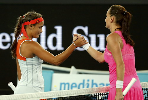 Radwanska (phải) có chiến thắng thứ ba liên tiếp