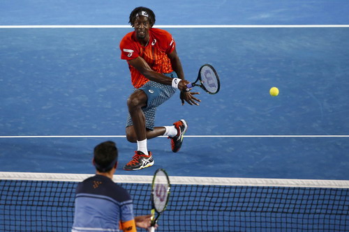 Gael Monfils chống trả pha tấn công trên lưới của Raonic