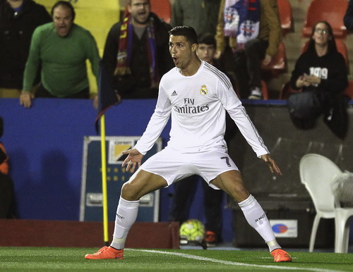 Ronaldo mở tỉ số từ chấm 11 mét